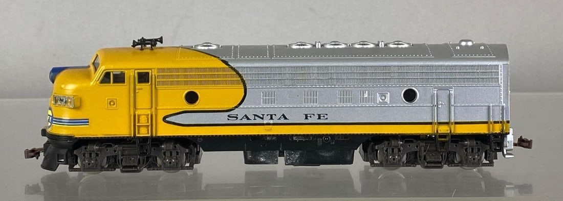 ATLAS HO Scale Santa Fe Railroad Diesel Locomotive (1 of 6)