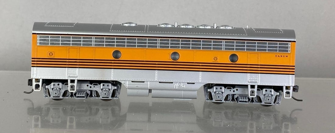 Kato HO Scale D And RGW Diesel Locomotive (1 of 7)