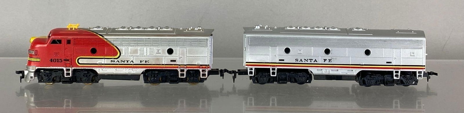 TYCO HO Scale Santa Fe Diesel Locomotive and Tender (1 of 6)