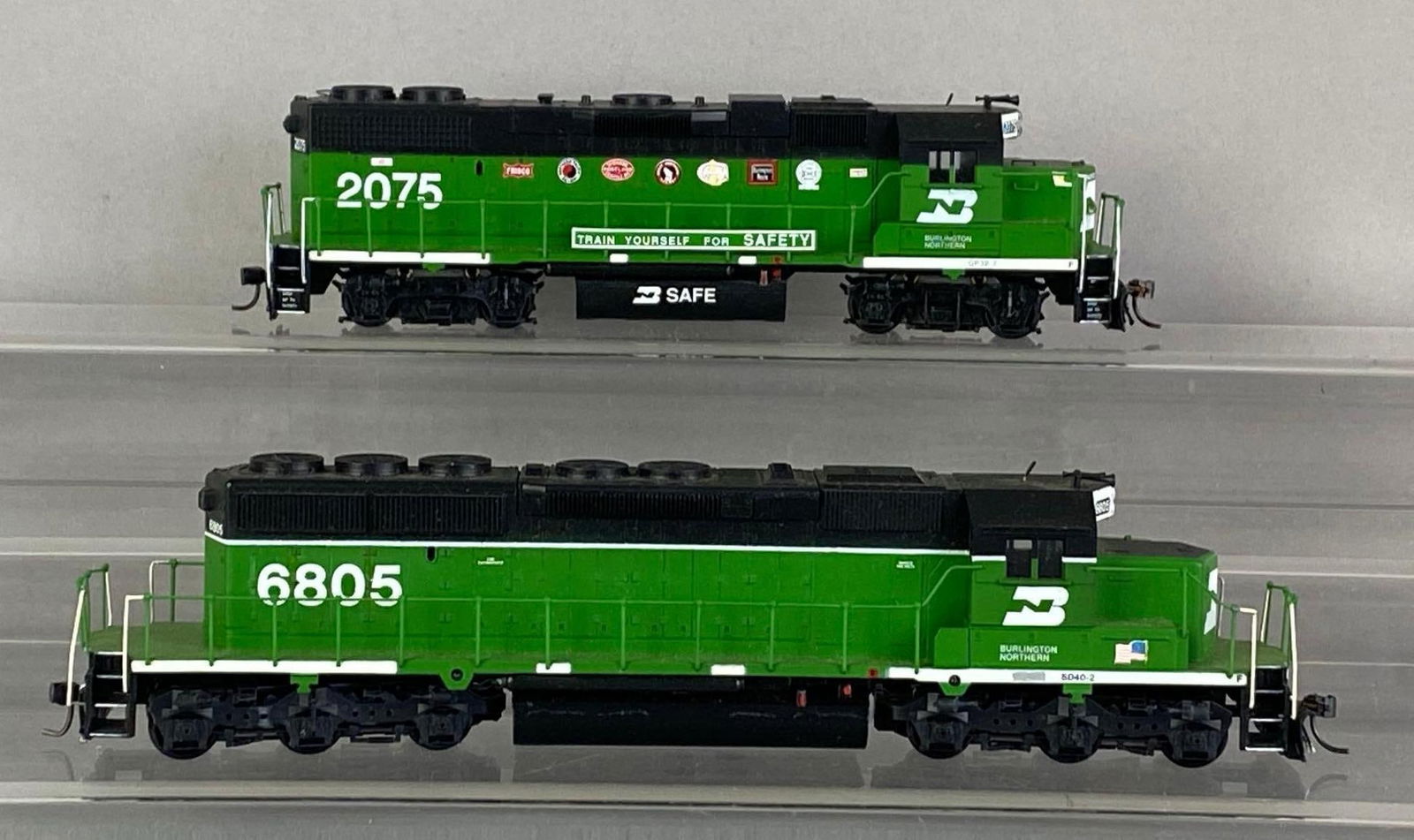 Group of 2 Athearn HO Scale BN SD-30/48-2 Diesel Locomotives: Untested, Burlington northern, longest measures 9 1/2? in length
