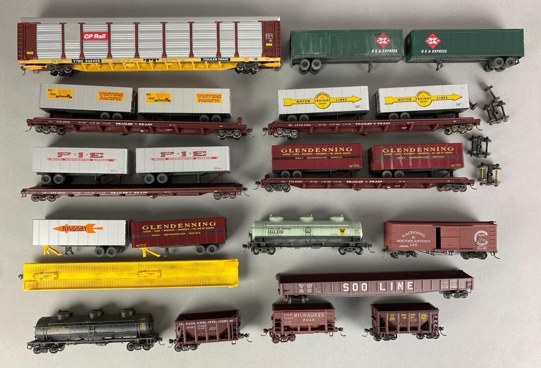 Group of HO Scale Model Train Semi Flat Bed Cars and More (1 of 3)