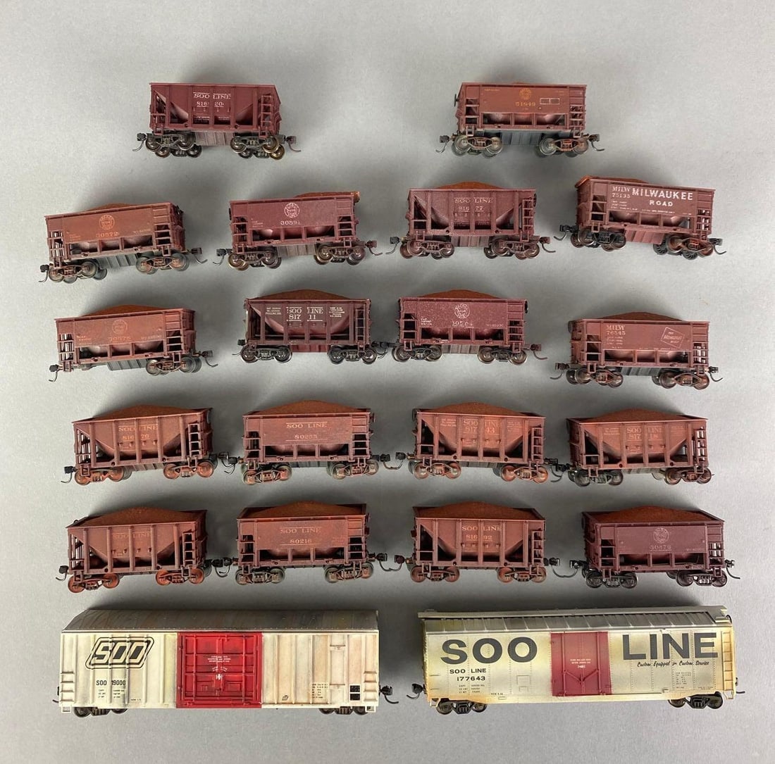 Group of HO Scale SOO Line Model Train Cars: Includes Box cars and dirt hoppers, longest measures 7 3/4? in length