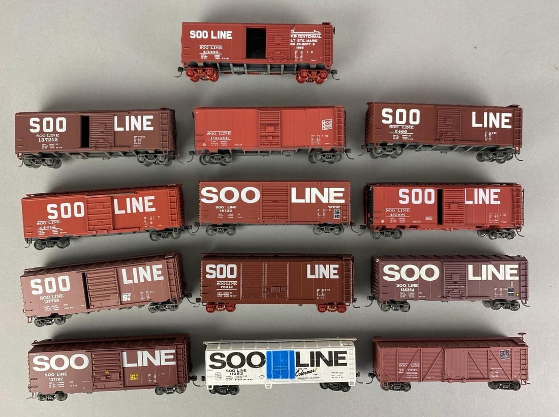 Group of HO Scale SOO Line Model Train Box Cars: Longest measures 6 1/2? in length