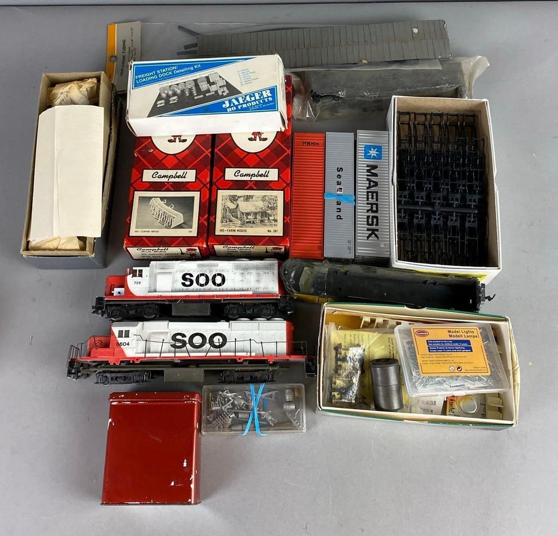 Group of Assorted HO Scale Train Parts and Accessories (1 of 3)