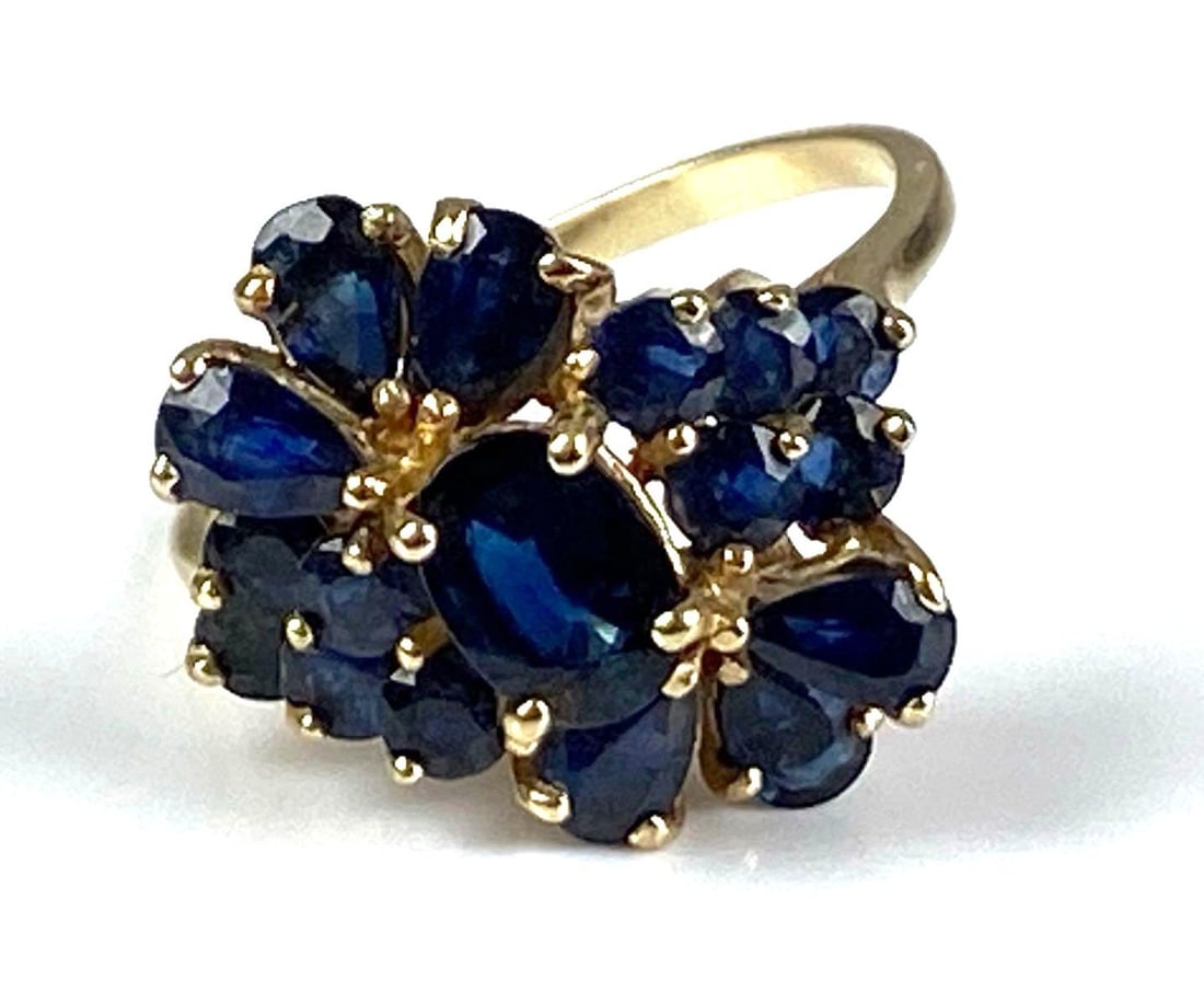 10K Yellow Gold Sapphire Cluster Ring: Total weight of 3.8 grams, size 8