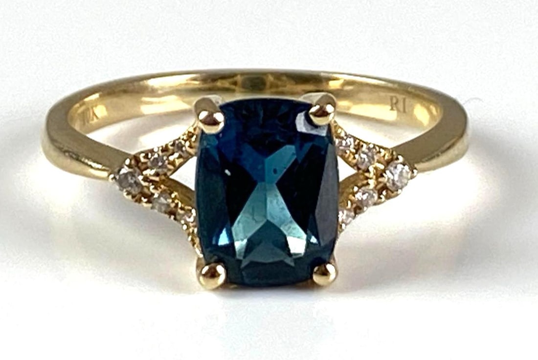 Signed RI 10K Yellow Gold Blue Topaz Diamond Ring: Total weight of 1.5 grams, size 6