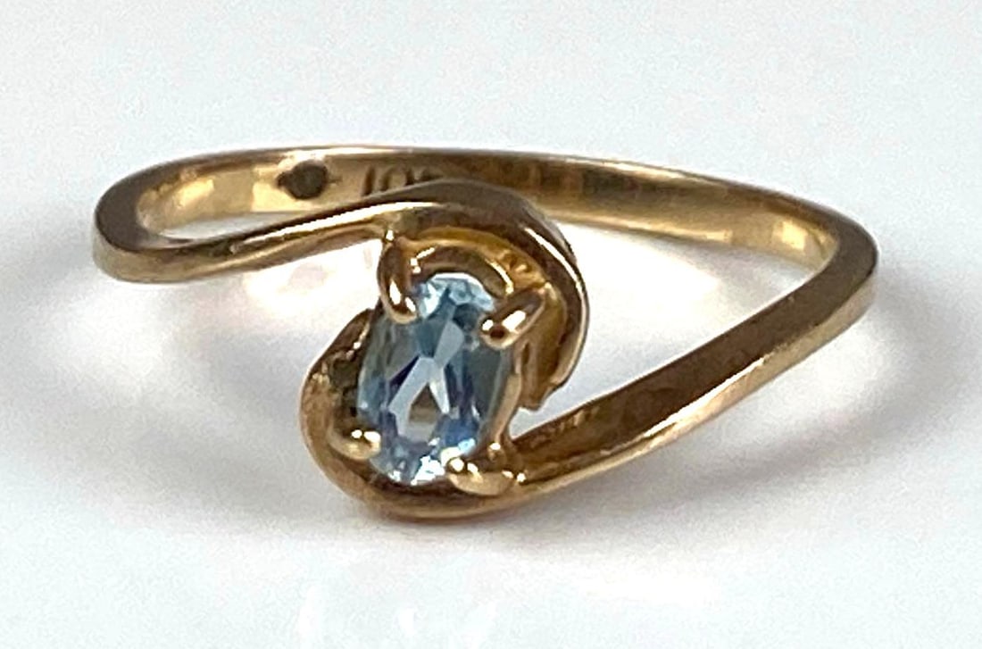 Signed 10K Yellow Gold Aquamarine Ring: Total weight of 1.2 grams, size 5 1/2