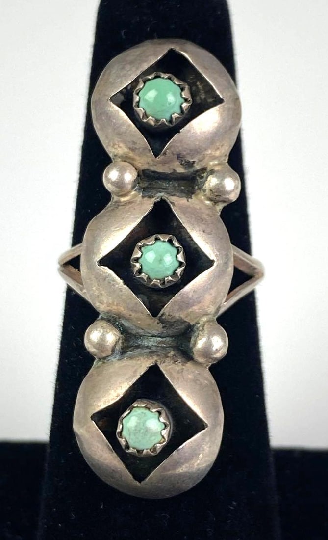 Sterling Silver Turquoise Ring: Size 6