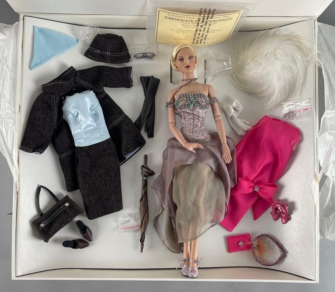 Tonner Regina Wentworth UFDC Exclusive Edition Doll: Believe in the power of play, includes COA , original packaging measures 18" x 20 1/2" x 3 3/4"