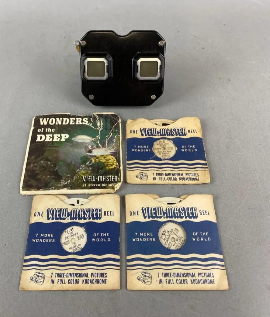 Vintage Sawyers View Master and More: In working condition. Includes 8 View Master reels. Largest item measures H4 x W4 1/4 xD 3 inches