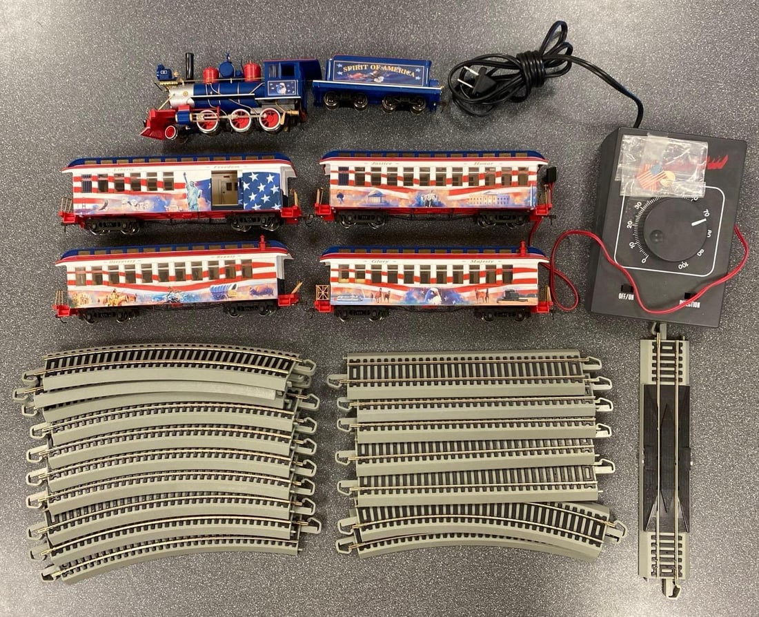 Bachman O Scale ON-3 Patriot Train Set: Untested, Unknown completion, includes 2-6-0 Steam locomotive with tender, track lengths, controller and more, locomotive measures 7” in length