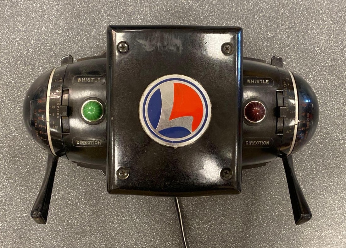 Lionel Type-VW Multi-Control Trainmaster Transformer: Powers on, Measures 6 1/2” H x 12” W x 8” D