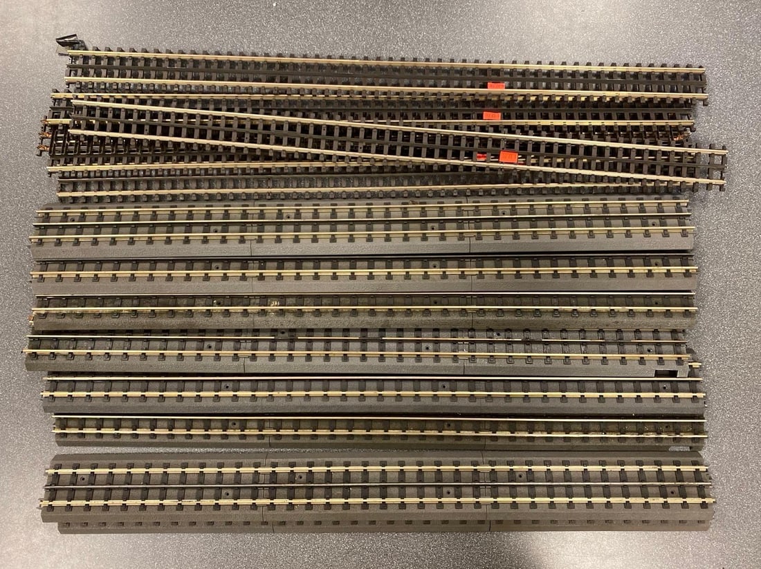 Group of MTH O Scale Model Train Tracks: Longest measures 30” In length