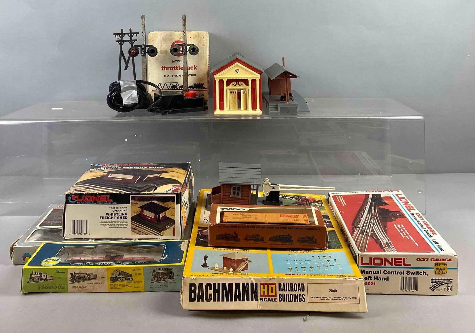 Group of Assorted HO Gauge Train Accessories and More (1 of 3)