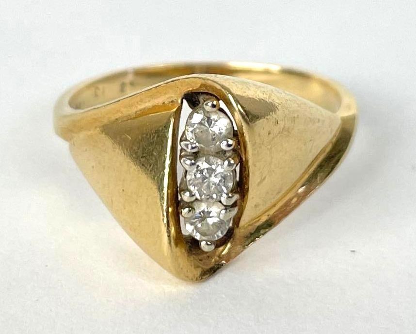 14K Gold Ring with 3 Diamond Setting: Stamped, size 8, 3.8g total weight