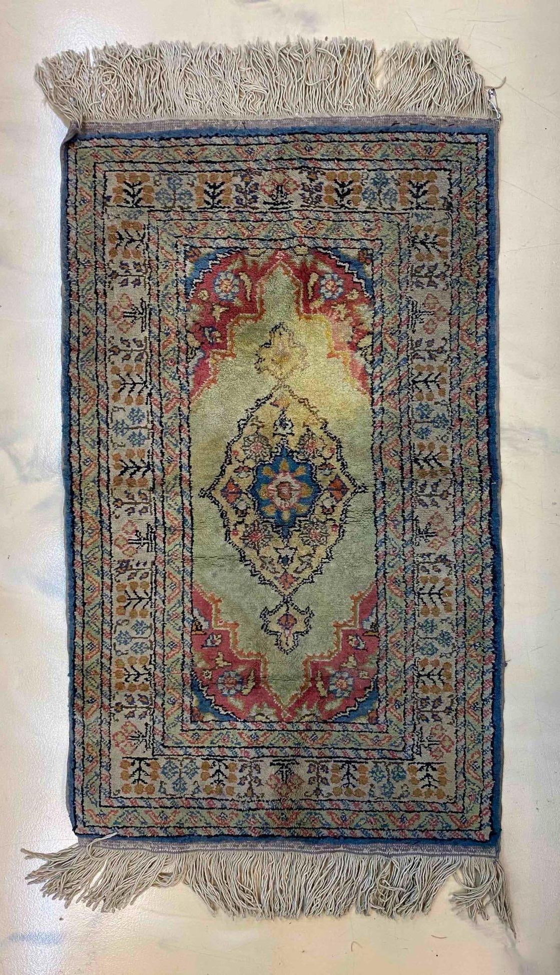 Vintage floral Pattern Door Rug: Measure L 40 x W 24 inches.