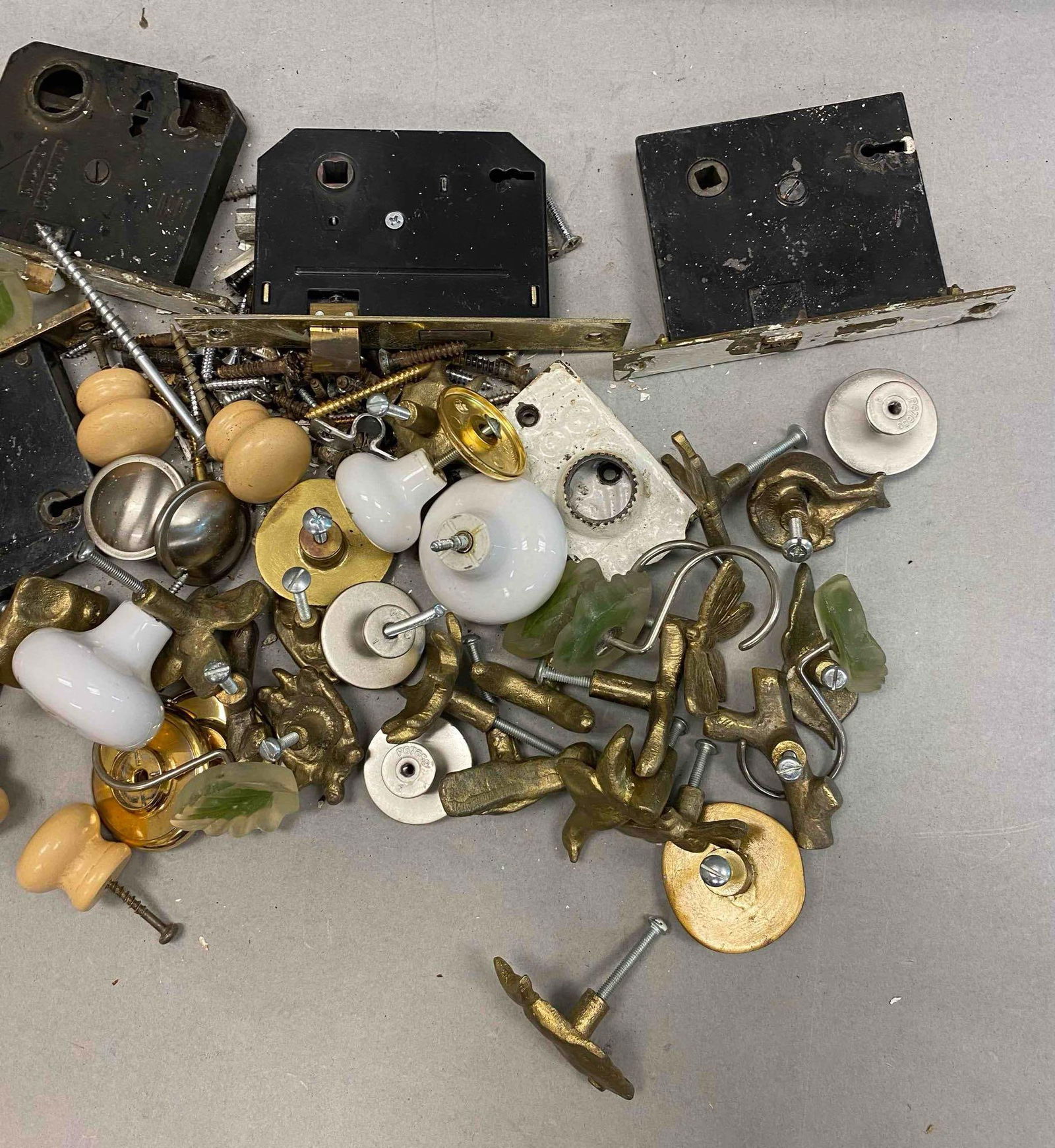 Group of Assorted Vintage Door Knobs, Hinges, and More - 3