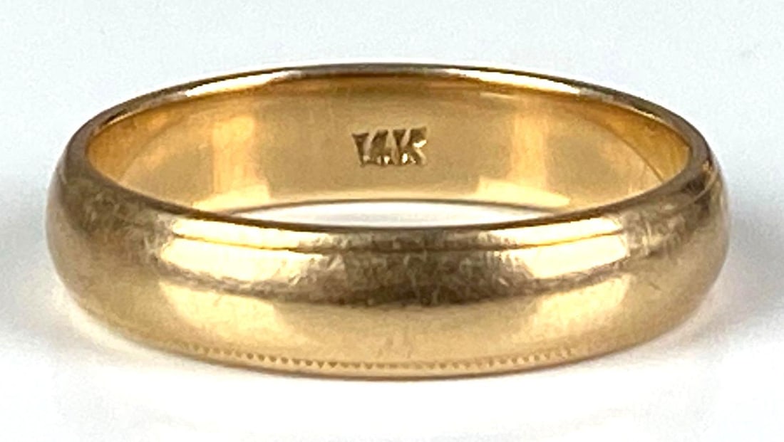 14K Yellow Gold Mens Weddings Band: total weight of 5.2 grams, size 10