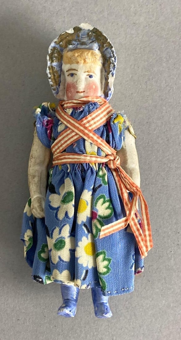 Antique Bisque Female Doll: Moving arms, measures 4” H