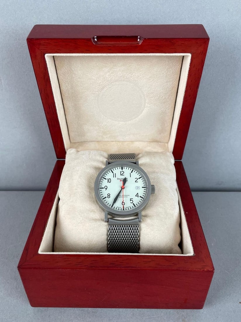 Limited Edition Deutsche Optik Mechanical Wristwatch: Working condition, includes extra band, wood case and box