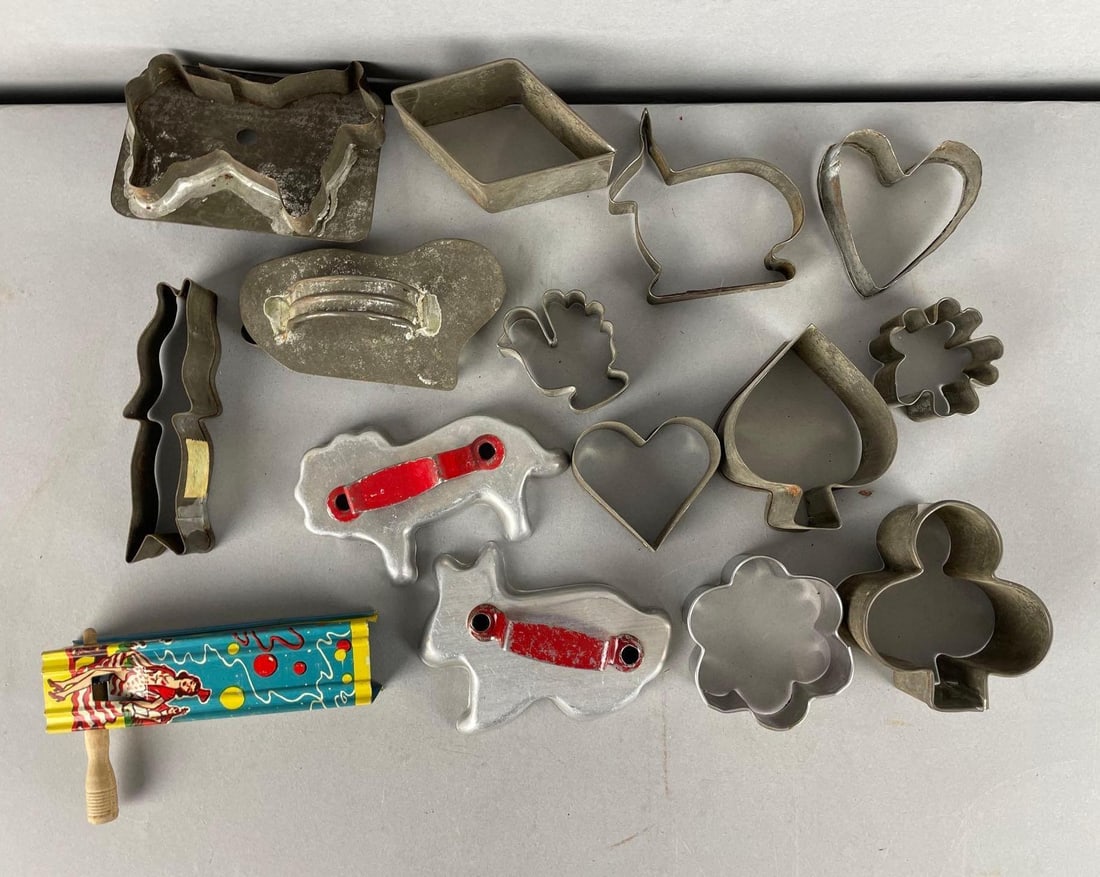 Group of Vintage Cookie Cutters (1 of 3)
