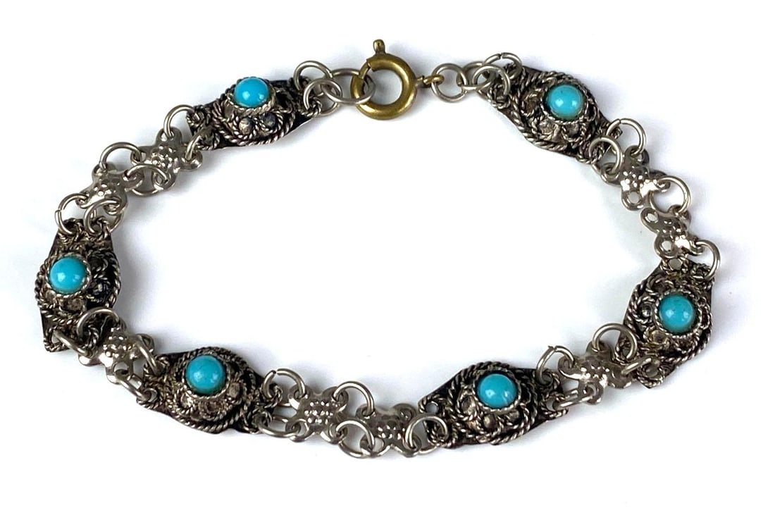 Israeli Sterling Silver Turquoise Bracelet: Israeli Sterling Silver Turquoise Bracelet, Missing 2 Ring links, measures 7? in length