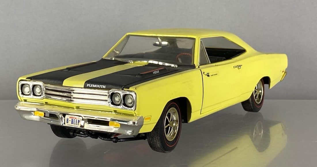 ERTL 1969 Plymouth Road Runner Hemi (1 of 4)