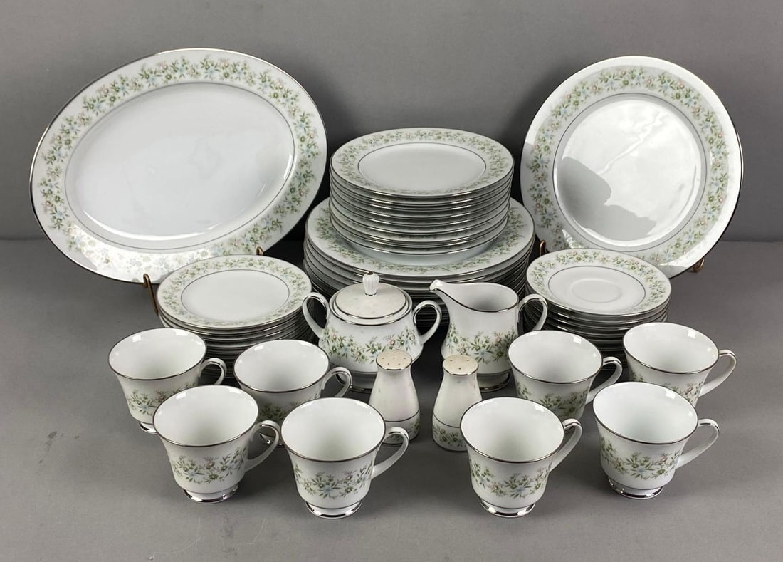 Noritake Savannah Pattern Porcelain Dinnerware Set: Includes dinner plates, salad plates, teacups and saucers and more, all marked on base, serving plate measures 10 1/2? H x 13 1/2? W