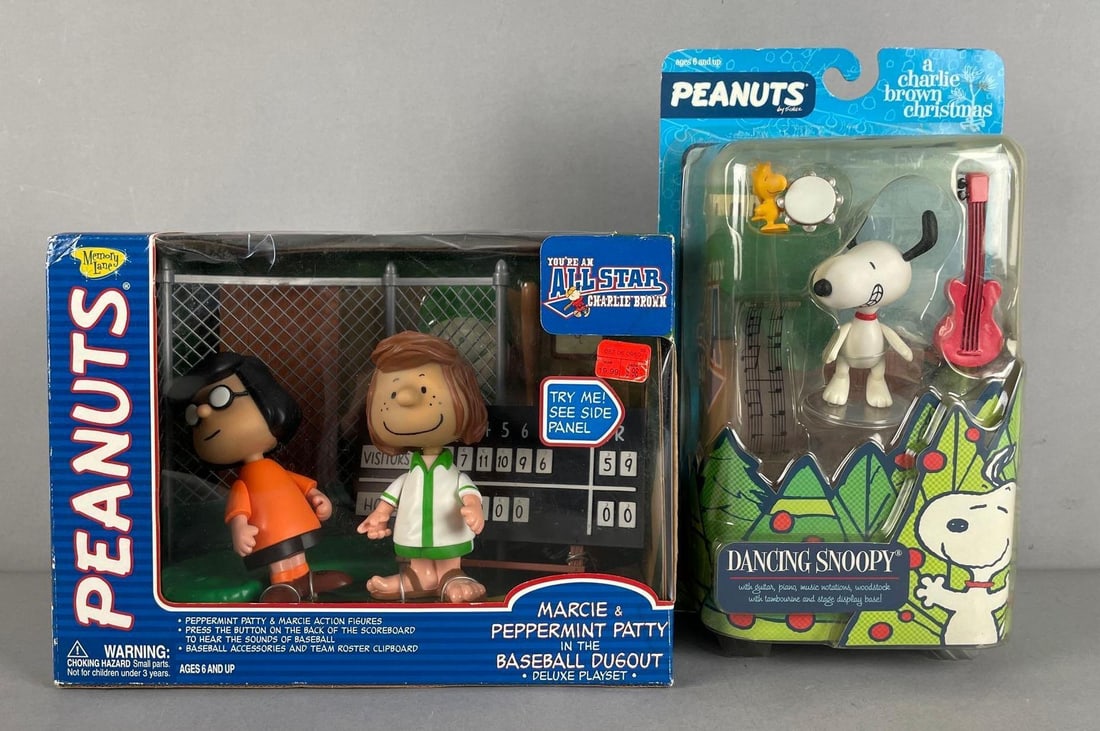 Group of Peanuts Figures: Includes Christmas dancing snoopy, baseball dugout playset