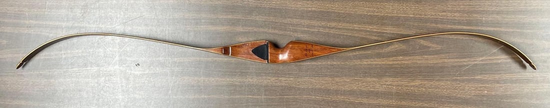 Ben Pearson Bronco 7010 Recurve Bow: Measures 47" as shown