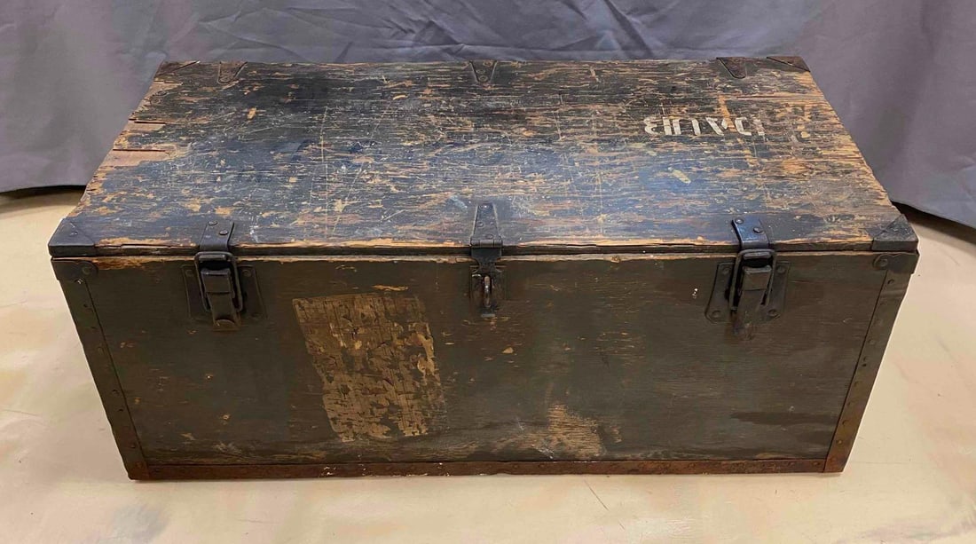 WW2 1942 US Military Shwayder Bros Inc Footlocker: Rough condition. Includes footlocker tray. Measures H 13 x W 16 x L 32. No in house Shipping. Third party recommended. Paint flaking off.