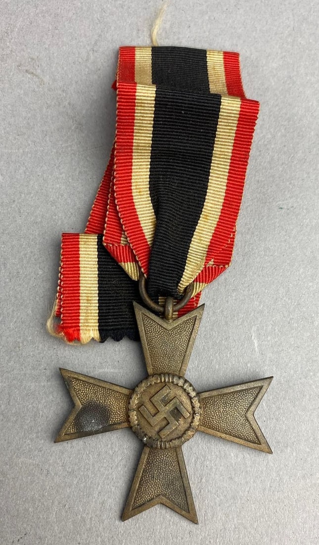 WW2 German Merit Cross 2nd Class Without Swords medal (1 of 2)