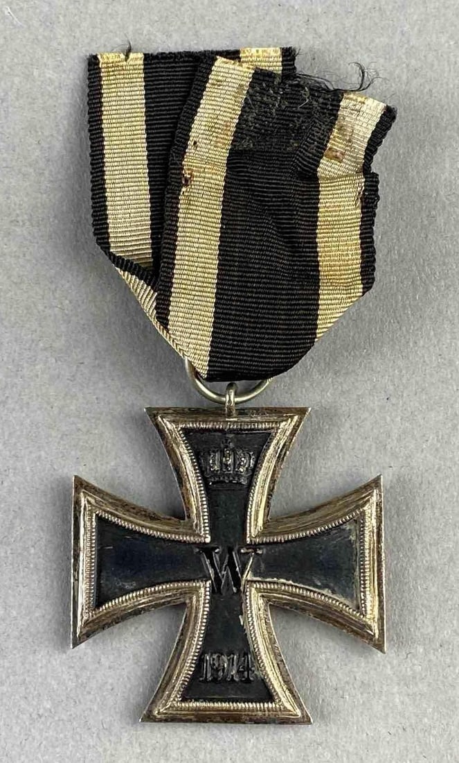 WW1 1914 German Iron Cross 2nd Class: Measure L 3 1/2 x W 1 1/2 inches.