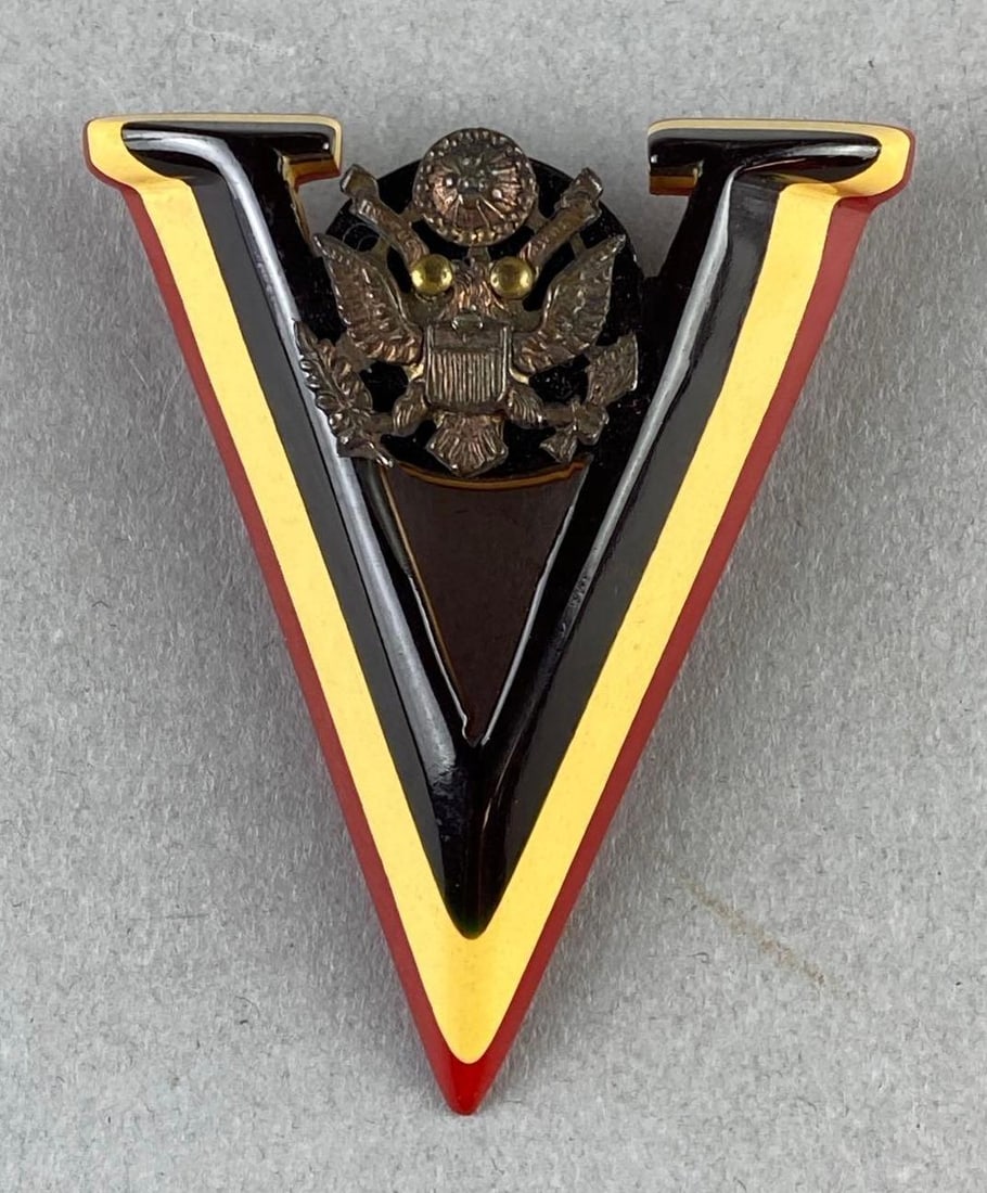 WW2 1945 V for Victory Brooch: Measure 2” in length.