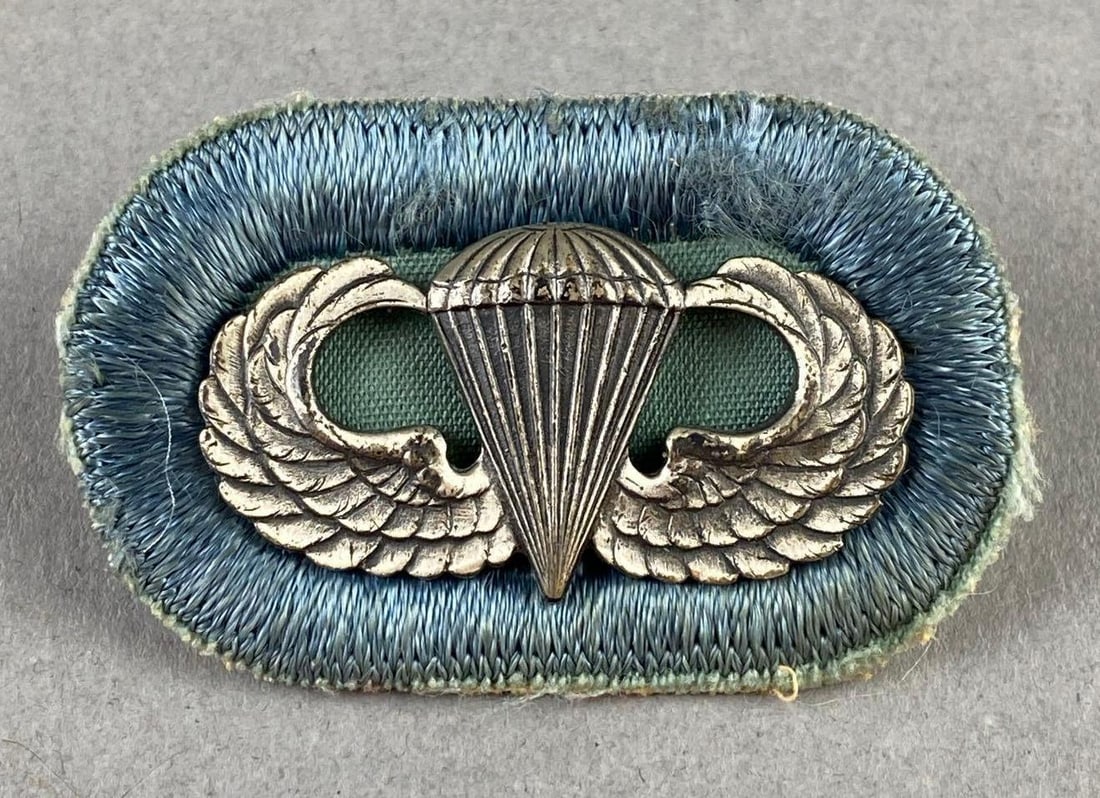 WW2 US Army Airborne Parachutist Jump Wings Badge: Measures L 2 x W 1 inches.