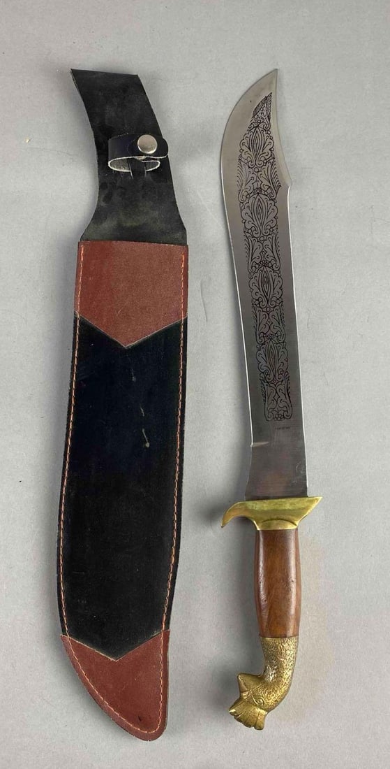Vintage Pakistan Scimitar Short Sword Sabre with Sheath: Measure 19 1/2” in length.