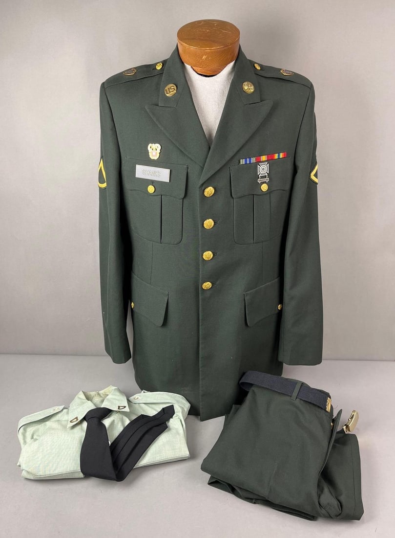 US Army Dress Green Uniform: includes 88th Infantry patch, signal Regiment pin, Achievement ribbon and more. Size 42L.