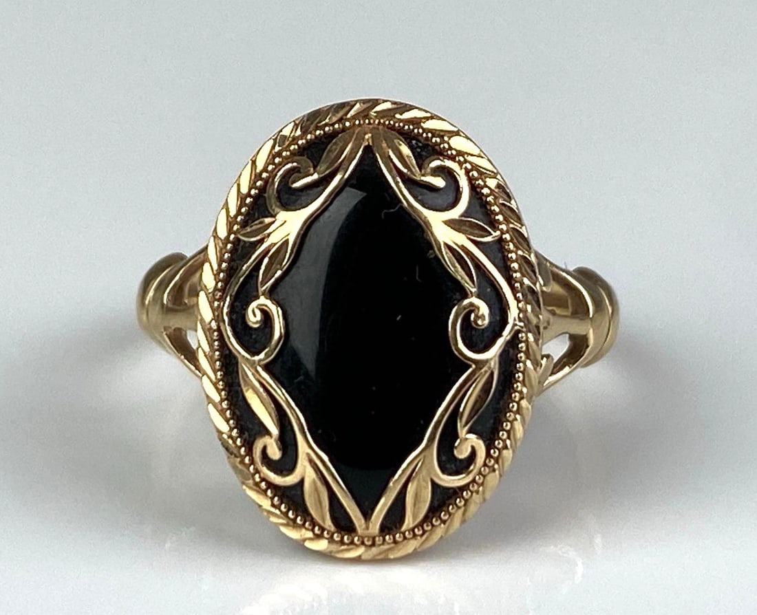 14K Yellow Gold Ornate Onyx Ring: total weight of 4.6 grams, size 8