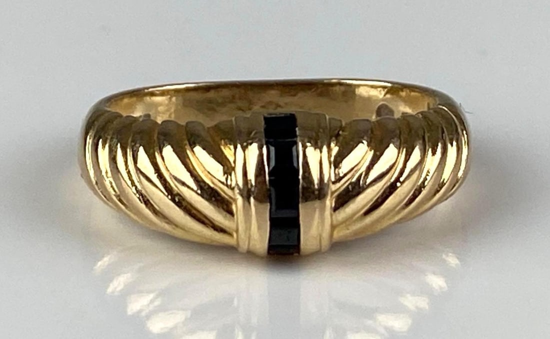 Signed 14K Yellow Gold Sapphire Ring: Total weight of 3.8 grams, size 6