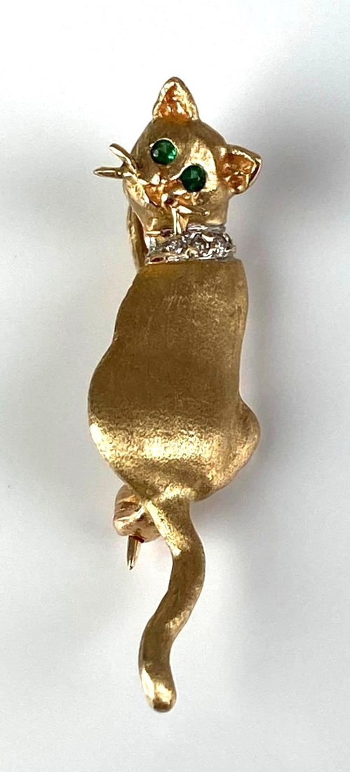 Slack Signed 14K Yellow Gold Emerald Diamond Cat Pin: Total Weight of 4 Grams, measures 1 1/4? H x 1/2? W