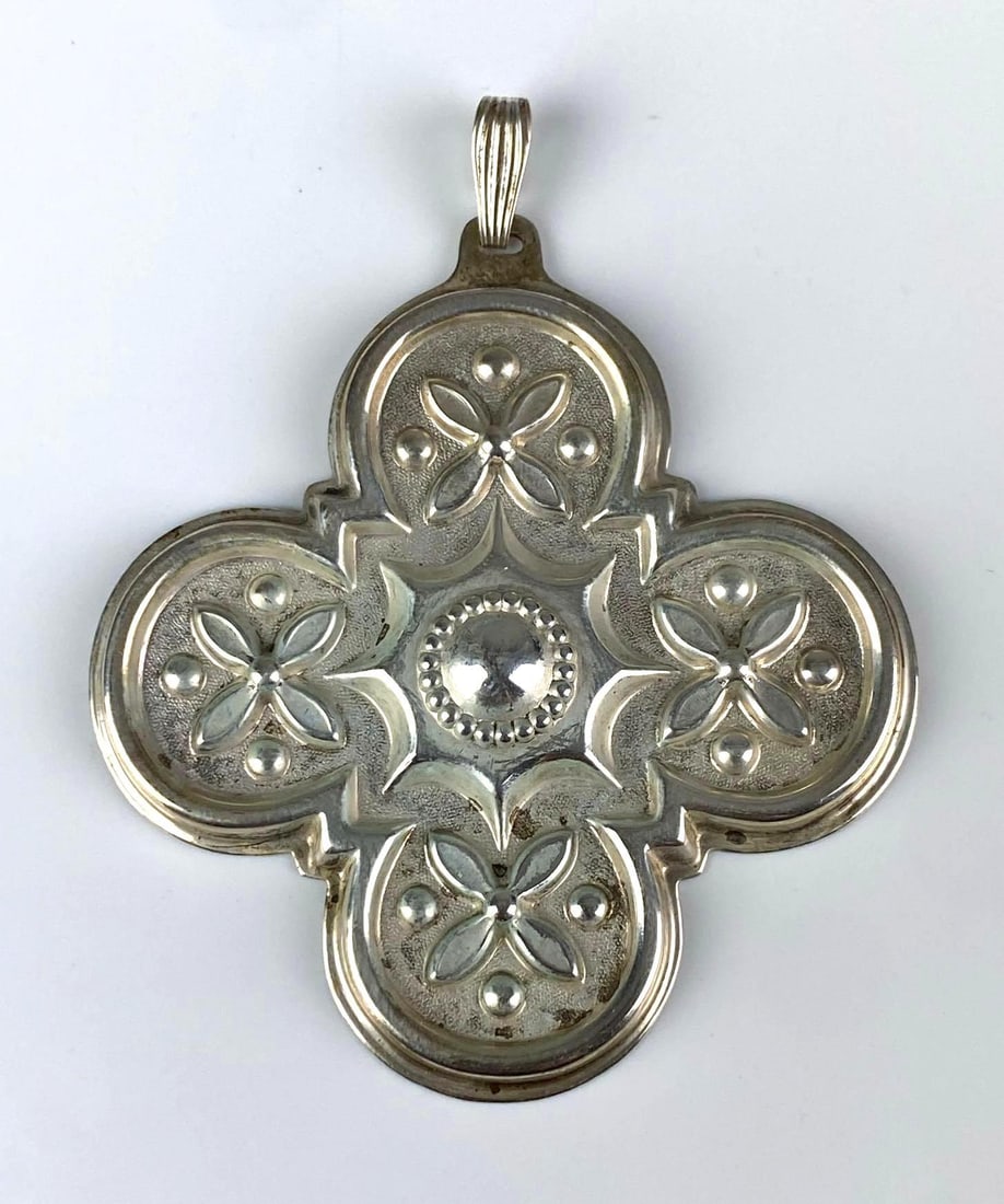 1986 Reed and Barton Sterling Silver Christmas Cross Ornament: Measures 2 3/4? H x 2 1/4? W