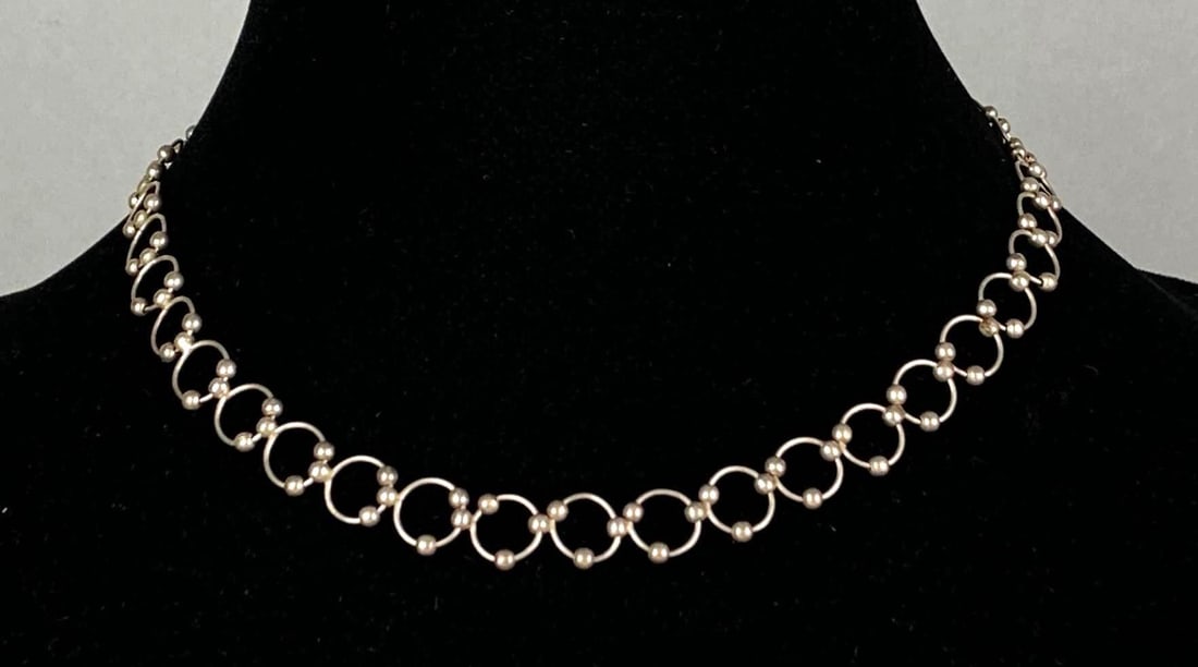 V Signed Indian Sterling Silver Circle Link Necklace: Measures 16? in length