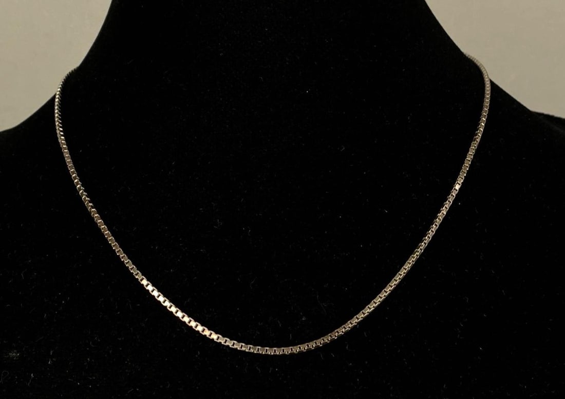 Italian Sterling Silver Box Chain Necklace: Measures 18? in length