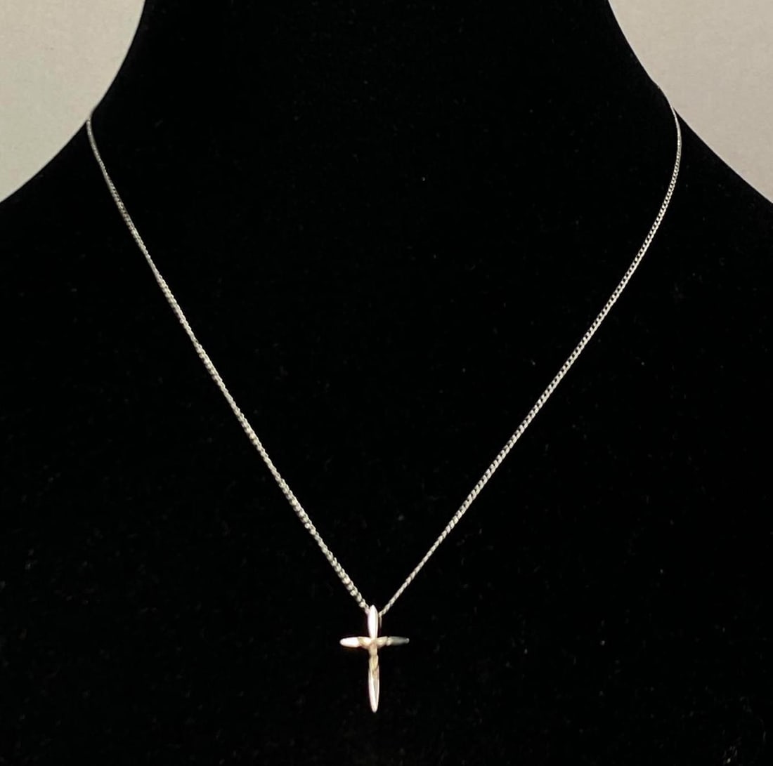 Sterling Sikver Chain Necklace with Crucifix Pendant: Measures 18? in length