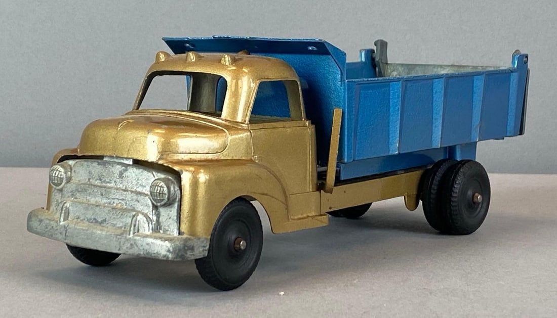 Vintage Structo Pressed Steel Dump Truck (1 of 4)
