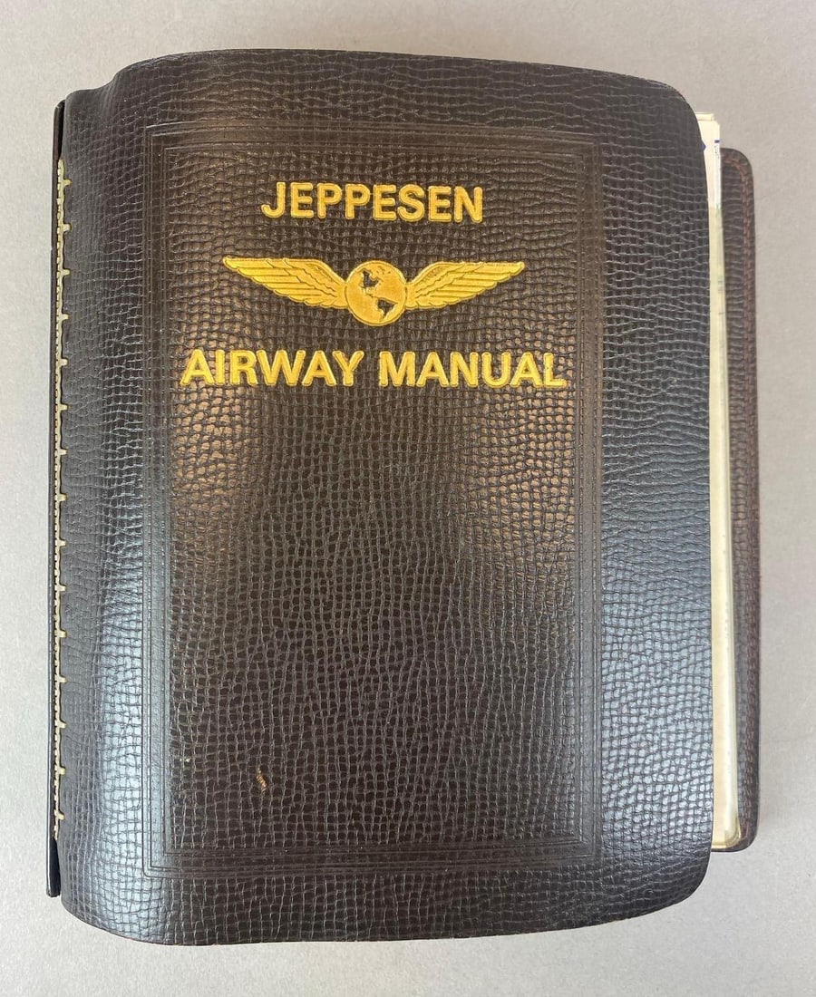 1972 Jeppesen Airway Manual: Measures 9? H x 8? W x 3? D