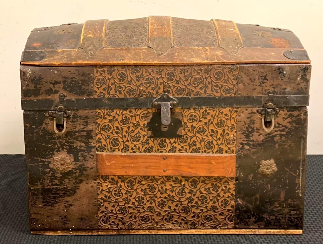 Antique Dome Top Steamer Trunk: Has excessive wear. Tray cover is ripped, Missing Key, and has cracks in wood. Measure H 20 x W 16 1/2 x L 26. No in house Shipping! Third party recommended.
