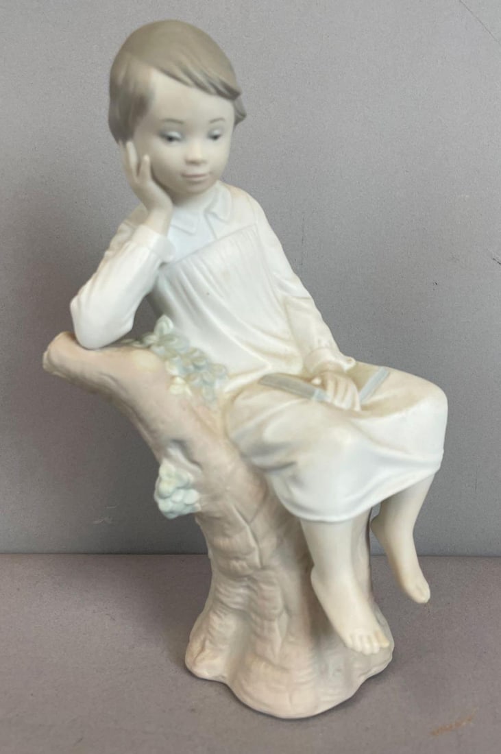 Lladro Thinker Little Boy Porcelain Figurine: Matte finish, measures 8 1/2"