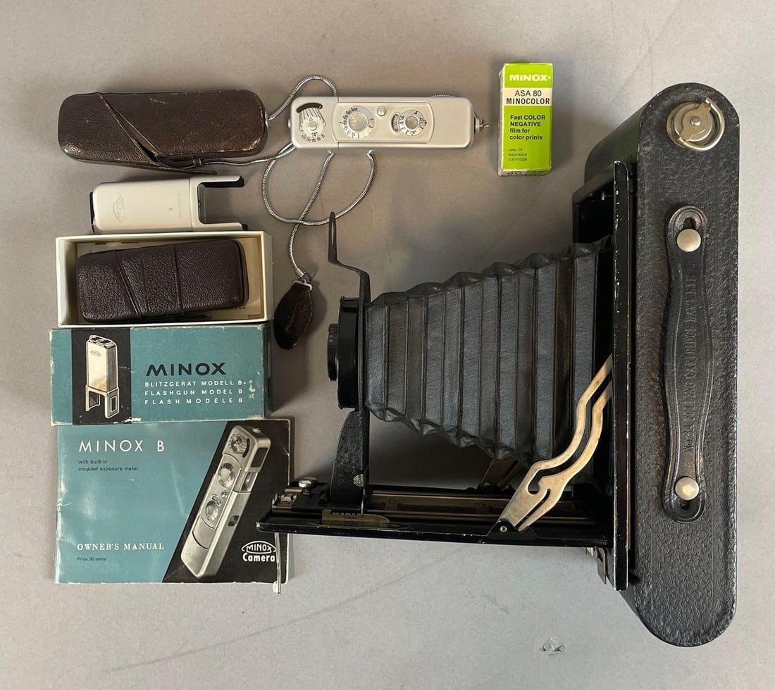 Group of 2 Vintage Cameras (1 of 4)