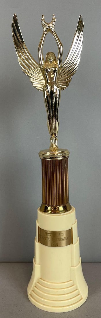 1961 Mendota Autorama V First Place Trophy: Mendota IL, 15 1/4"